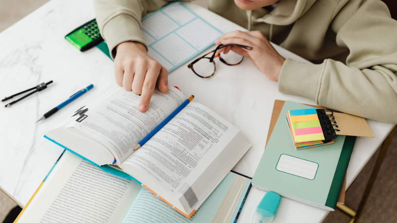 Descubra com Teciomar Ábila estratégias que unem recursos digitais e presenciais para um ensino mais eficaz.