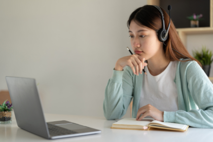 Teciomar Ábila mostra como integrar conteúdos digitais e físicos para potencializar o aprendizado contínuo.