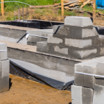 Valderci Malagosini Machado aborda os parâmetros técnicos dos blocos de concreto para vedação que influenciam o desempenho e o acabamento em edifícios modernos.