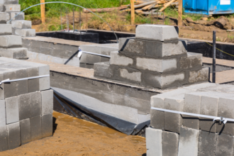 Valderci Malagosini Machado aborda os parâmetros técnicos dos blocos de concreto para vedação que influenciam o desempenho e o acabamento em edifícios modernos.