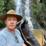 Altevir Seidel apresenta práticas simples e eficazes para cuidar de um cavalo corretamente no dia a dia, garantindo saúde, bem-estar e desempenho do animal.