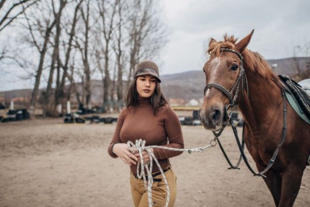 Superação e coragem: estudante de medicina enfrenta o medo de cavalos e compete em rodeio